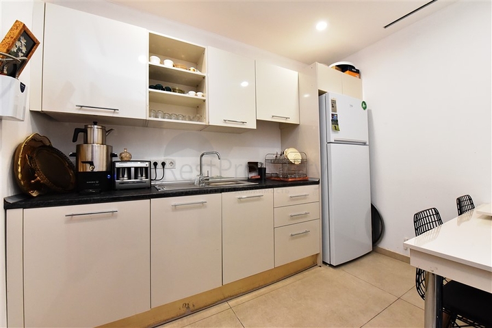 محلات تجارية للبيع في الانيا 