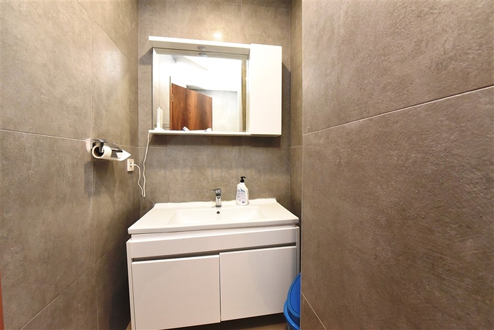 محلات تجارية للبيع في الانيا 