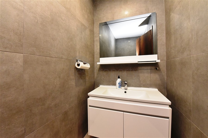 محلات تجارية للبيع في الانيا 