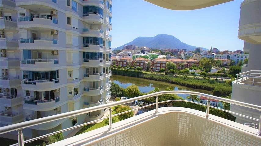 على البحر مباشرة - شقة فاخرة 3 غرف وصالة في توسمور / الانيا 