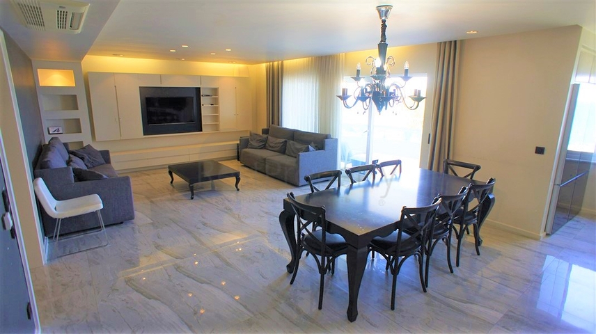 على البحر مباشرة - شقة فاخرة 3 غرف وصالة في توسمور / الانيا 