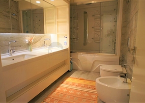 على البحر مباشرة - شقة فاخرة 3 غرف وصالة في توسمور / الانيا 