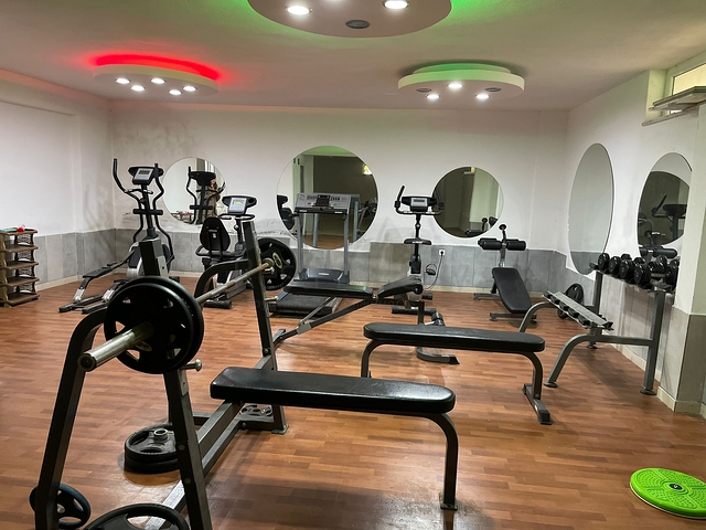 بالكون واسع -شقة غرفة وصالة مفروشة -ضمن مجمع سكني حديث -في افسلار / الانيا 