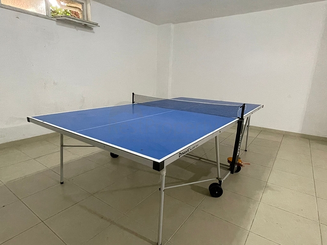 بالكون واسع -شقة غرفة وصالة مفروشة -ضمن مجمع سكني حديث -في افسلار / الانيا 