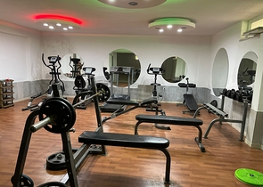 بالكون واسع -شقة غرفة وصالة مفروشة -ضمن مجمع سكني حديث -في افسلار / الانيا 