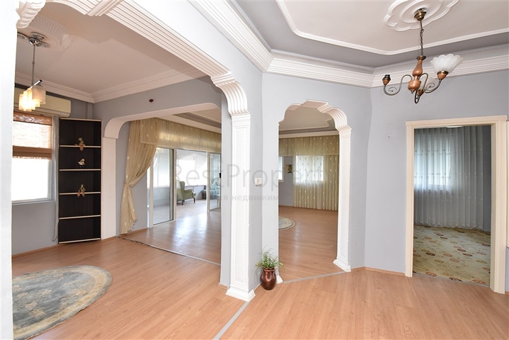 شقة 3 غرف وصالة مفروشة -موقع مركزي بالقرب من قلعة الانيا 