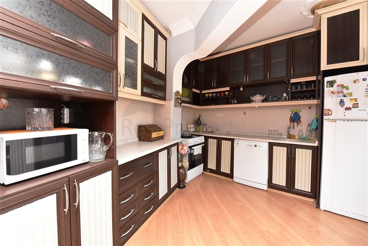 شقة 3 غرف وصالة مفروشة -موقع مركزي بالقرب من قلعة الانيا 