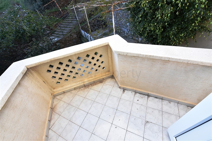 شقة 3 غرف وصالة مفروشة -موقع مركزي بالقرب من قلعة الانيا 