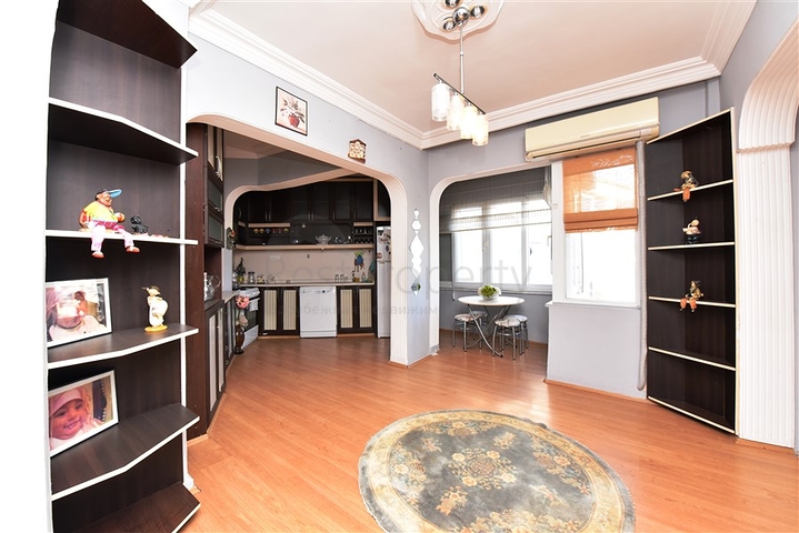 شقة 3 غرف وصالة مفروشة -موقع مركزي بالقرب من قلعة الانيا 