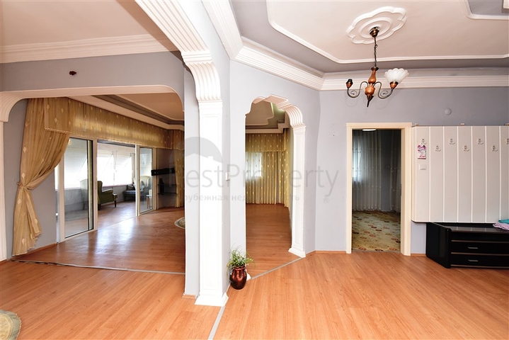 شقة 3 غرف وصالة مفروشة -موقع مركزي بالقرب من قلعة الانيا 