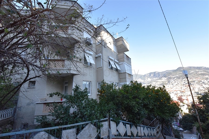 شقة 3 غرف وصالة مفروشة -موقع مركزي بالقرب من قلعة الانيا 