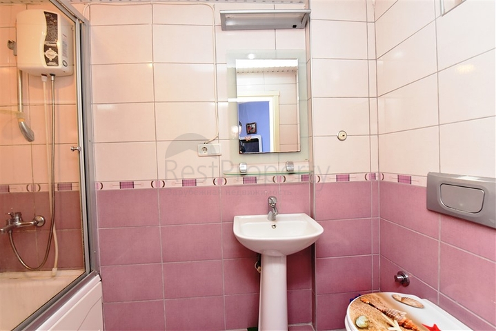 شقة 3 غرف وصالة مفروشة -موقع مركزي بالقرب من قلعة الانيا 