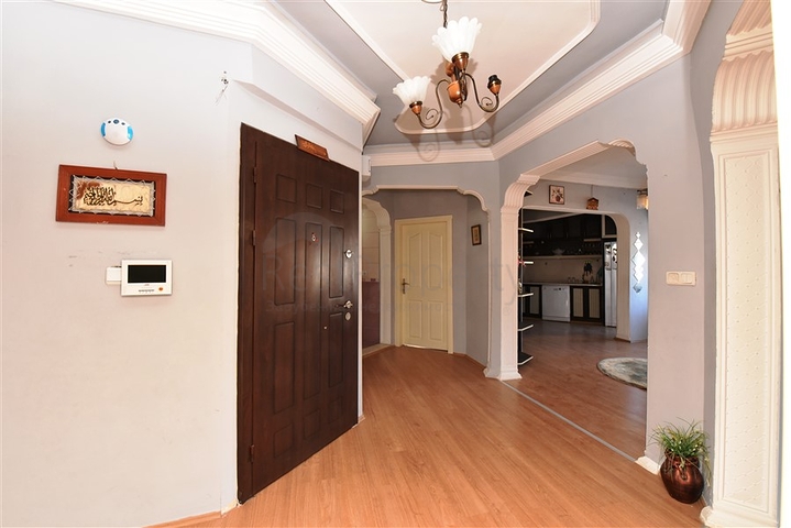 شقة 3 غرف وصالة مفروشة -موقع مركزي بالقرب من قلعة الانيا 