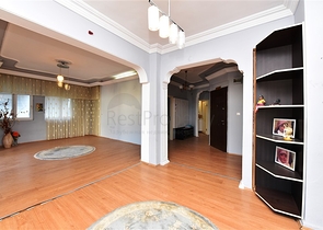 شقة 3 غرف وصالة مفروشة -موقع مركزي بالقرب من قلعة الانيا 