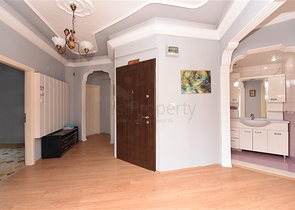 شقة 3 غرف وصالة مفروشة -موقع مركزي بالقرب من قلعة الانيا 