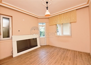 شقة 3 غرف وصالة مفروشة -موقع مركزي بالقرب من قلعة الانيا 