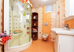 شقة 3 غرف وصالة مفروشة -موقع مركزي بالقرب من قلعة الانيا 