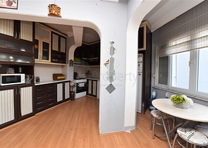 شقة 3 غرف وصالة مفروشة -موقع مركزي بالقرب من قلعة الانيا 