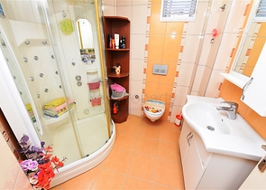 شقة 3 غرف وصالة مفروشة -موقع مركزي بالقرب من قلعة الانيا 