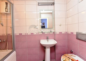 شقة 3 غرف وصالة مفروشة -موقع مركزي بالقرب من قلعة الانيا 