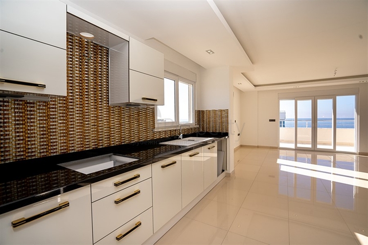 اطلالة بحر - دوبلكس واسعة 3 غرف وصالة -ضمن مجمع سكني -في محمودلار / الانيا 