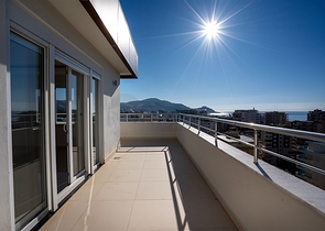 اطلالة بحر - دوبلكس واسعة 3 غرف وصالة -ضمن مجمع سكني -في محمودلار / الانيا 