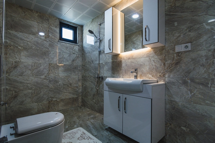 شقة عائلية واسعة -3 غرف وصالة -مفروشة -ضمن مجمع حديث - في محمودلار / الانيا 