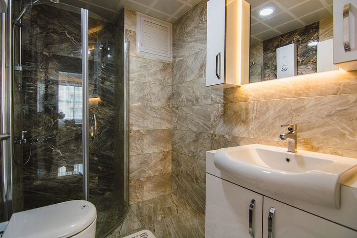 شقة عائلية واسعة -3 غرف وصالة -مفروشة -ضمن مجمع حديث - في محمودلار / الانيا 