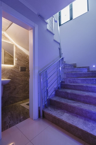 شقة عائلية واسعة -3 غرف وصالة -مفروشة -ضمن مجمع حديث - في محمودلار / الانيا 