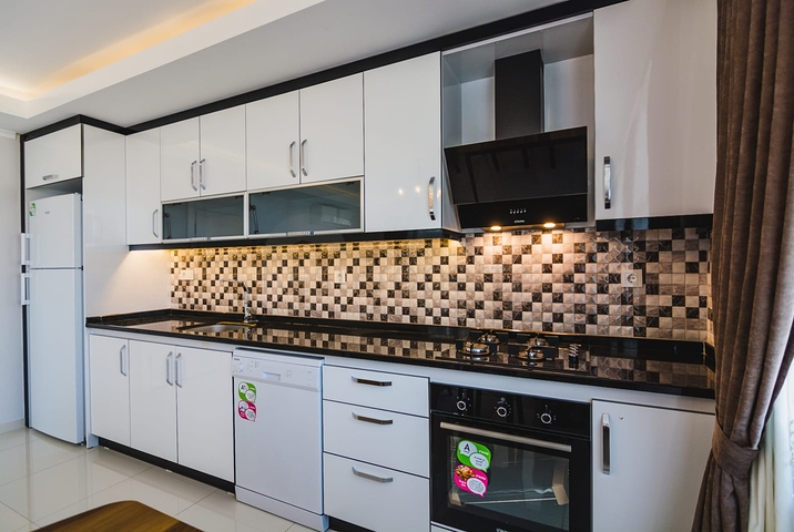 شقة عائلية واسعة -3 غرف وصالة -مفروشة -ضمن مجمع حديث - في محمودلار / الانيا 