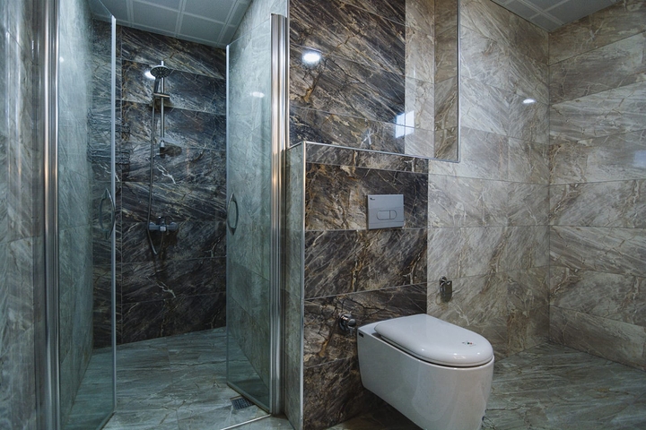 شقة عائلية واسعة -3 غرف وصالة -مفروشة -ضمن مجمع حديث - في محمودلار / الانيا 