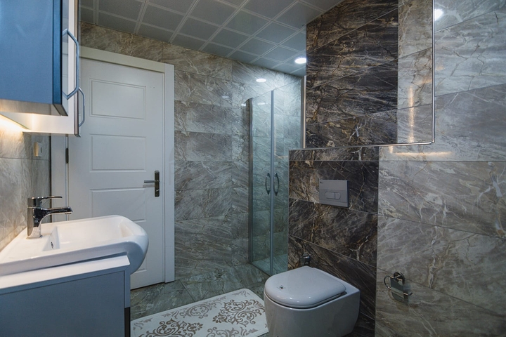 شقة عائلية واسعة -3 غرف وصالة -مفروشة -ضمن مجمع حديث - في محمودلار / الانيا 