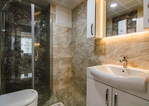 شقة عائلية واسعة -3 غرف وصالة -مفروشة -ضمن مجمع حديث - في محمودلار / الانيا 