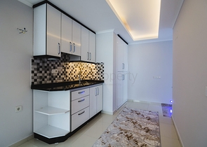 شقة عائلية واسعة -3 غرف وصالة -مفروشة -ضمن مجمع حديث - في محمودلار / الانيا 