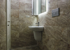 شقة عائلية واسعة -3 غرف وصالة -مفروشة -ضمن مجمع حديث - في محمودلار / الانيا 