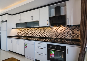 شقة عائلية واسعة -3 غرف وصالة -مفروشة -ضمن مجمع حديث - في محمودلار / الانيا 