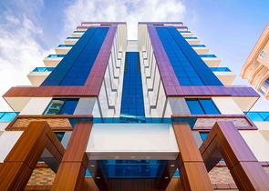 شقة عائلية واسعة -3 غرف وصالة -مفروشة -ضمن مجمع حديث - في محمودلار / الانيا 