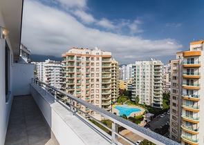 شقة عائلية واسعة -3 غرف وصالة -مفروشة -ضمن مجمع حديث - في محمودلار / الانيا 