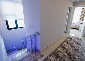 شقة عائلية واسعة -3 غرف وصالة -مفروشة -ضمن مجمع حديث - في محمودلار / الانيا 