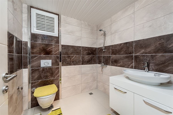 تراس واسع - شقة غرفتين وصالة مفروشة -ضمن مجمع حديث في كاستل / الانيا 