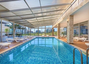 تراس واسع - شقة غرفتين وصالة مفروشة -ضمن مجمع حديث في كاستل / الانيا 