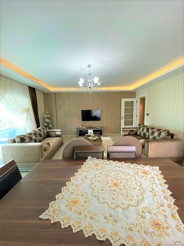 شقة واسعة - ثلاث غرف وصالة مع مطبخ منفصل - محمودلار/ الانيا 