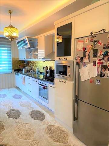 شقة واسعة - ثلاث غرف وصالة مع مطبخ منفصل - محمودلار/ الانيا 