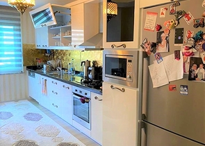 شقة واسعة - ثلاث غرف وصالة مع مطبخ منفصل - محمودلار/ الانيا 