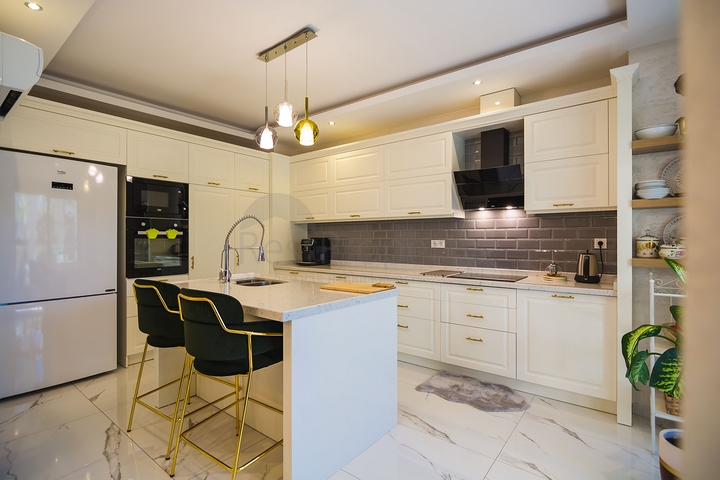 دوبلكس فاخرة -4 غرف وصالة - مفروشة بأناقة -ضمن مجمع انيق -في اوبا / الانيا 