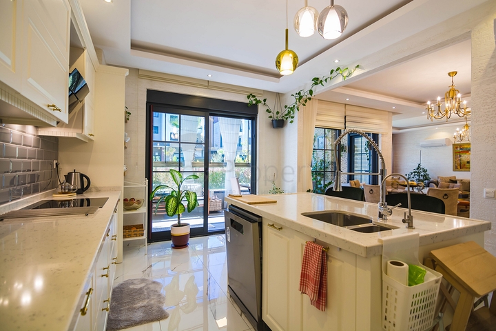 دوبلكس فاخرة -4 غرف وصالة - مفروشة بأناقة -ضمن مجمع انيق -في اوبا / الانيا 