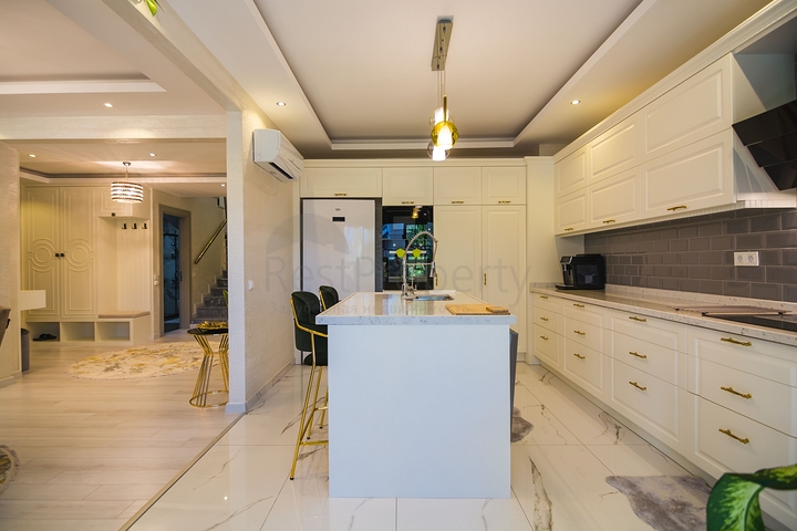 دوبلكس فاخرة -4 غرف وصالة - مفروشة بأناقة -ضمن مجمع انيق -في اوبا / الانيا 