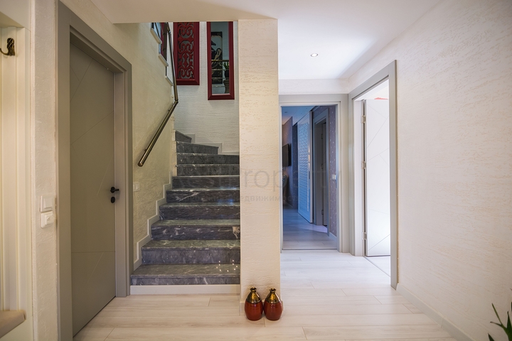 دوبلكس فاخرة -4 غرف وصالة - مفروشة بأناقة -ضمن مجمع انيق -في اوبا / الانيا 