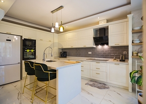 دوبلكس فاخرة -4 غرف وصالة - مفروشة بأناقة -ضمن مجمع انيق -في اوبا / الانيا 