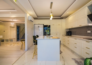 دوبلكس فاخرة -4 غرف وصالة - مفروشة بأناقة -ضمن مجمع انيق -في اوبا / الانيا 